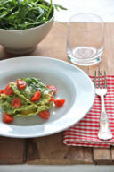 Gran Panzerotti mozzarella, pomodoro e basilico con pesto di rucola e lime