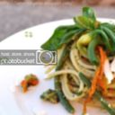 Gli spaghetti al pesto di pistacchi e pinoli con i fiori di zucca, i fagiolini e la ricotta salata