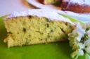 Torta margherita con fiori di acacia