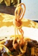 Decorazione di spaghetti fritti