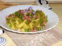 Paglia e Fieno al sugo di piselli e prosciutto