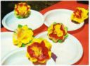 Per una festa di bambini: Decorare i piatti applicando sul bordo coloratissimi fiori di carta