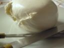 Crostata di germogli di pungitopo e stridoli con mozzarella di bufala campana