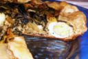 Crostata rustica con uova di quaglia sode e salsiccia