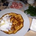 Rotolo di frittata con prosciutto e rucola