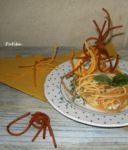 Decorazione di spaghetti fritti