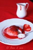 Latte cotto con semi di papavero e coulis di fragole