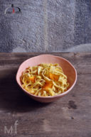 polvere di arancia, tagliatelle e carciofi
