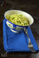 spaghetti alla chitarra con pesto di cilantro, avocado e anacardi