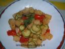 mezzi rigatoni con zucchine pomodori e pangrattato