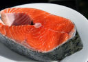 Tranci di salmone cotti con il grill (o al forno)