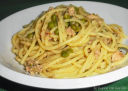 Spaghetti con tonno e piselli