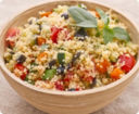 Il couscous di verdure è un piatto di derivazione nordafricana e mediterranea.