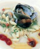 Cavatelli con vongole e ricci di mare su crema di fagioli.