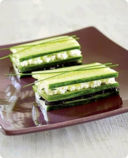 Cetrioli con formaggio, olive e pomodori essiccati.