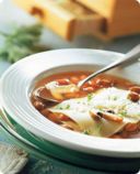 Lasagne in brodo di capra con funghi e fagioli.