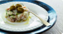 Raffinato antipasto a base di ceviche di merluzzo, friarelli e cipolle rosse di Tropea.