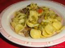 Orecchiette con salsiccia, piselli e pomodorino