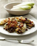 Cicoria belga al forno con pancetta e nocciole.