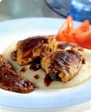 Pollo con verdure e fufu, piatto tipico della cucina ghanese.