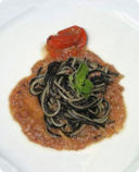 Tagliolini bianchi e neri con totani e patate