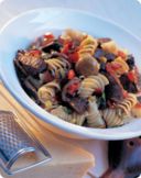 Carne di cervo della Nuova Zelanda con fusilli, sugo a base di pesto e panna e funghi freschi.