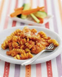 Fusilli corti con pollo al pomodoro.