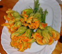 Fiori di zucca ripieni con ricotta al forno e mandorle.