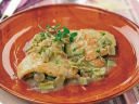 Scaloppine di pollo ripiene di formaggio con carciofi.