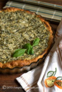 Torta salata friabile con ripieno light di ricotta e scarola