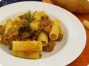 Ricette di Natale per tutti i gusti: Rigatoni zucca, salsiccia e funghi.