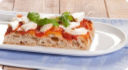 Focaccia morbida saporita con pomodoro, mozarella e basilico.