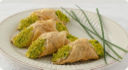 Cannoli sfogliati con ricotta, salmone e pistacchi.