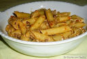 Penne con sugo di carne, verdure e ricotta