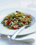 Tagliolini con pomodorini, basilico e formaggio.
