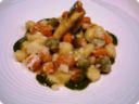 Gnocchetti colorati in una zuppetta di scorfano con arance e mandarini.