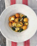 Sfere di polenta ripiene al burro e salvia.