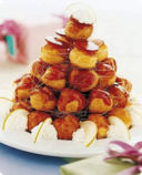 Croquembuche con crema alle pere.