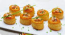 Vol au vent alla crema di ceci e salmone.