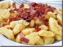 gnocchi di zucca e mozzarella allo speck croccante