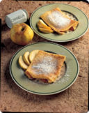 Crespelle ripiene di mousse di mele.