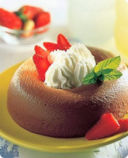 Budino di cioccolato con panna e fragole.