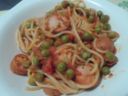 Spaghetti con wurstel e piselli