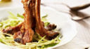 Costolette di agnello alla scottadito con puntarelle alla romana.