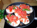 Melanzane con pomodori, cipolla e basilico fresco.