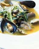 Zuppa di foglie e fiori di zucchine con cozze e vongole veraci.