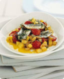 Alici con patate, cipolle e pomodorini ciliegia.