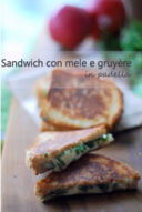 Sandwich con mele e gruyère in padella