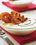 Crema al caramello con ventaglietti di sfoglia.