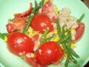 Insalata con fagiolini, tonno, pomodori e mais